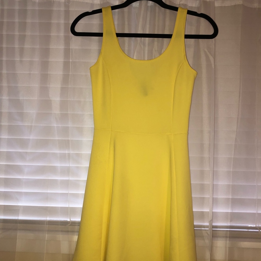 yellow tight-flow dress